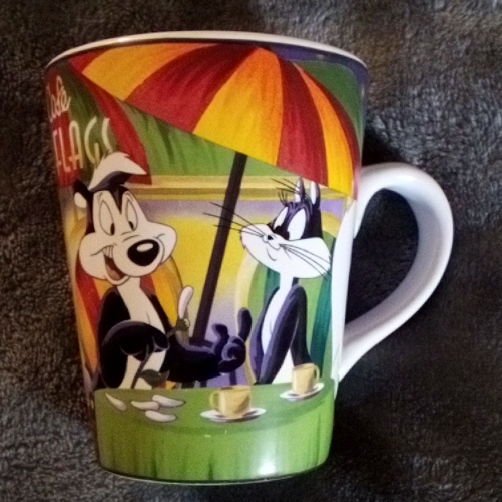 2000 ANTIQUE SIX FLAGS PEPPY LE PEW MUG